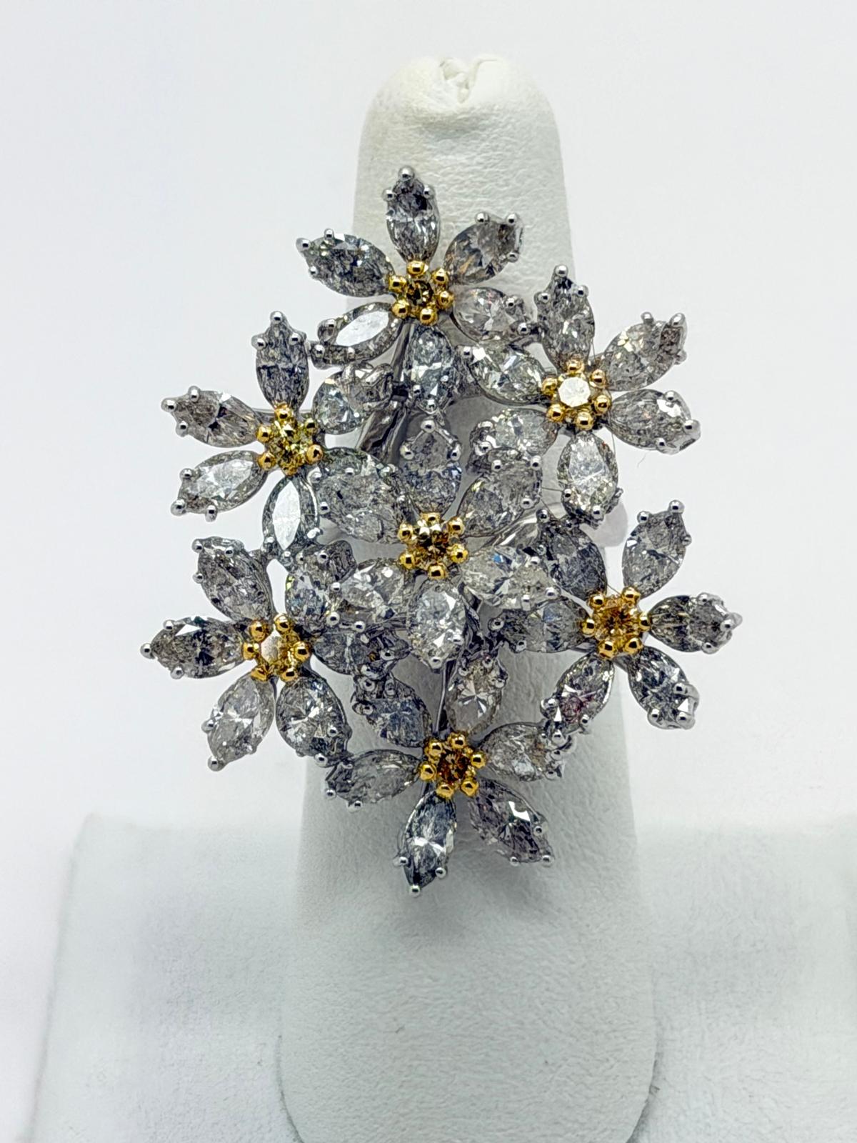 White and Yellow Diamond Ring 18K White Gold with 11.77ct in Diamonds.